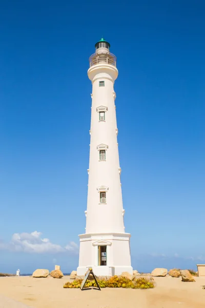 アルバ島の海岸に沿ってランドマーク カリフォルニア灯台 — ストック写真