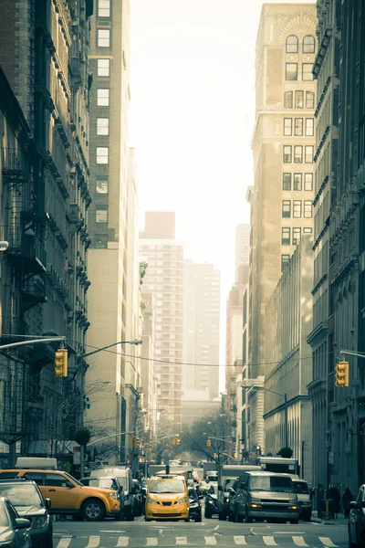 Ruchliwej Ulicy Nowego Jorku Wszystkie Rozpoznawalne Znaki Loga Twarze Zmienione — Zdjęcie stockowe