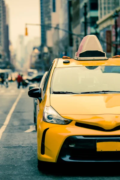 Över New York City Gul Taxibil Med Suddiga Utsikt Över — Stockfoto