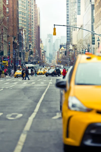 フォア グラウンドと通りをビューでぼやけて黄色のタクシー ニューヨーク シティ 2018 ニューヨーク市のストリート シーン — ストック写真