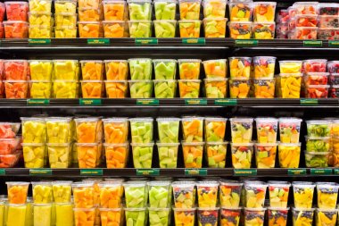 Süpermarket bakkal raflarında plastik kaplarda taze kesilmiş meyve ile durum görüntülemek