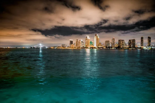 サンディエゴのスカイラインと夜の雲 暗い空と光の建物に見られる湾 — ストック写真