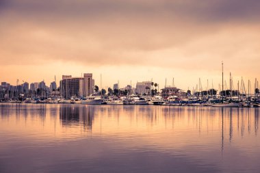 San Diego California görünümünü tekneler ve karşıda gördüm binalar ile gün batımında
