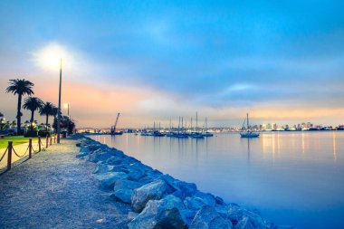 San Diego California görünümünü tekneler ve karşıda gördüm binalar ile gün batımında