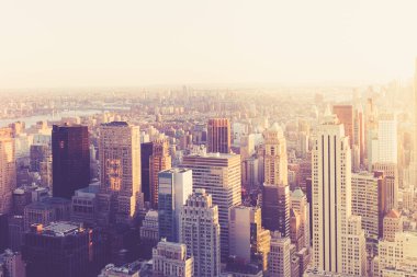 New York City view retro vintage film filtre efekti ile Manhattan binalar arasında.