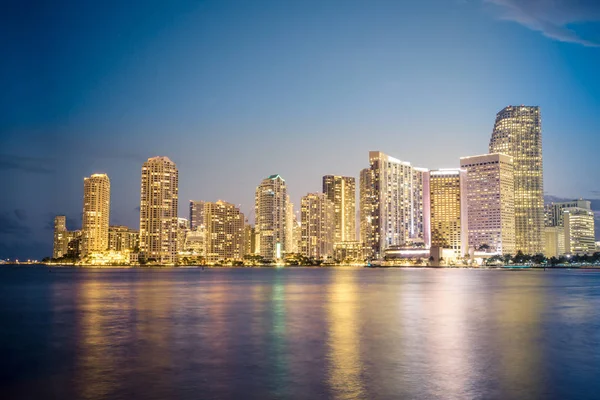 Όμορφη Νύχτα Cityscape Μαϊάμι Φλόριντα Στον Ορίζοντα — Φωτογραφία Αρχείου