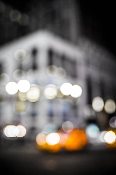 デフォーカスは 夜ライト 黄色のタクシーや建物にニューヨーク市のストリート シーンのぼかし — ストック写真