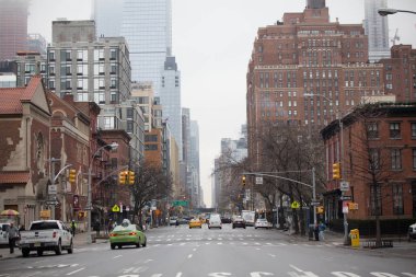 New York City - 29 Mart 2018: şehir hayatı tasvir eden bir tipik iş günü öğleden sonra araba New York'un Manhattan sokak sahne