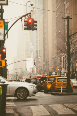New York City - 29 Mart 2018: şehir hayatı tasvir eden bir tipik iş günü öğleden sonra araba New York'un Manhattan sokak sahne