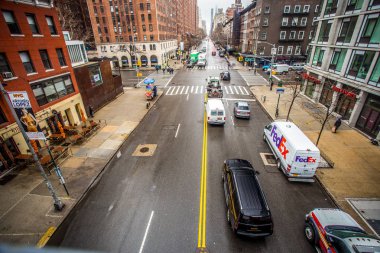 New York City - 29 Mart 2018: şehir hayatı tasvir eden bir tipik iş günü öğleden sonra araba New York'un Manhattan sokak sahne