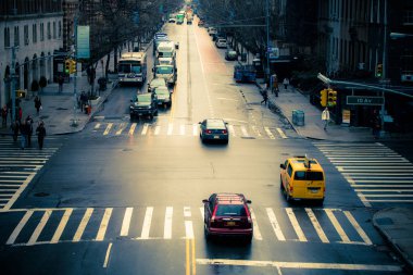 New York City - 29 Mart 2018: şehir hayatı tasvir eden bir tipik iş günü öğleden sonra araba New York'un Manhattan sokak sahne