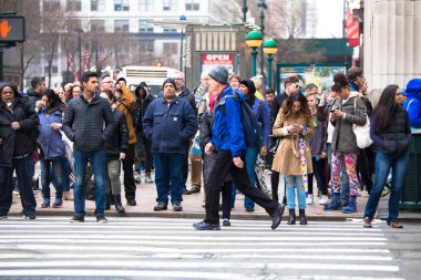New York City - 29 Mart 2018: Meşgul New York City sokak sahne Midtown Manhattan'ın 34th Street Herald Meydanı geçerken yaya insan çeşitlilik.
