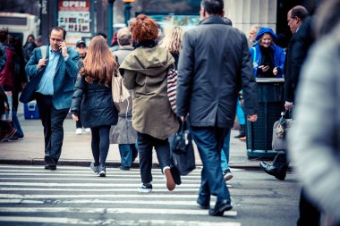 New York City - 29 Mart 2018: Meşgul New York City sokak sahne Midtown Manhattan'ın 34th Street Herald Meydanı geçerken yaya insan çeşitlilik.