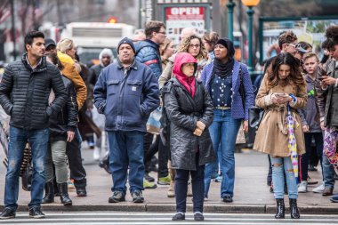 New York City - 29 Mart 2018: Meşgul New York City sokak sahne Midtown Manhattan'ın 34th Street Herald Meydanı geçerken yaya insan çeşitlilik.