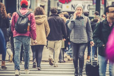 New York City - 29 Mart 2018: Meşgul New York City sokak sahne Midtown Manhattan'ın 34th Street Herald Meydanı geçerken yaya insan çeşitlilik.