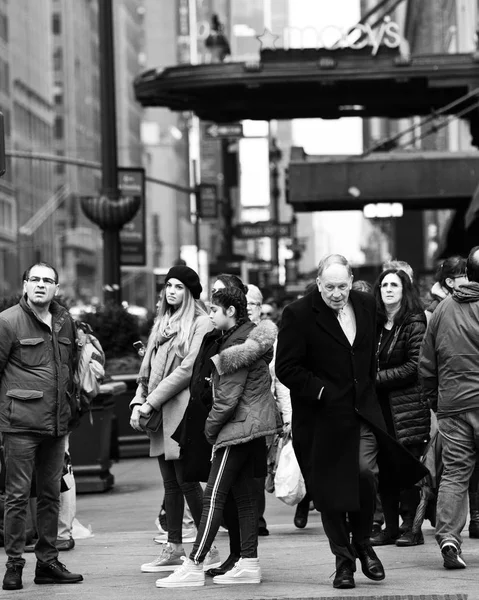ストリート ヘラルド スクエアでミッドタウン マンハッタンの通りを横断歩行者の人々 の多様性のニューヨーク シティ 2018 忙しいニューヨークのストリート シーン — ストック写真