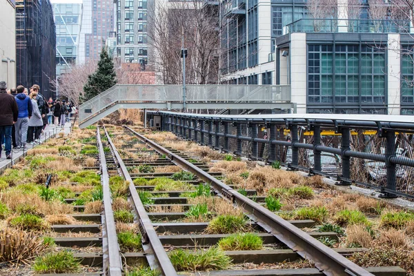 New York City - 29 Mart 2018: Yüksek hat Park Manhattan görünümünden insanlarla görünür bir Mart gününde.  
