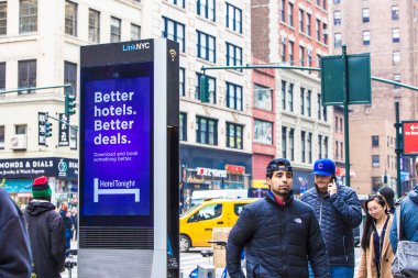 New York City, New York, Amerika Birleşik Devletleri - 29 Mart 2018: Linknyc Wi-Fi hotspot kiosk yayalar görünür ile midtown Manhattan Caddesi üzerinde.