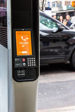 New York City, New York, Amerika Birleşik Devletleri - 29 Mart 2018: Linknyc Wi-Fi hotspot kiosk midtown Manhattan Caddesi üzerinde 