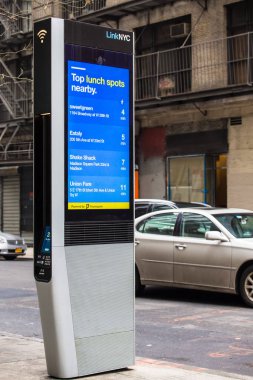 New York City, New York, Amerika Birleşik Devletleri - 29 Mart 2018: Linknyc Wi-Fi hotspot kiosk midtown Manhattan Caddesi üzerinde 