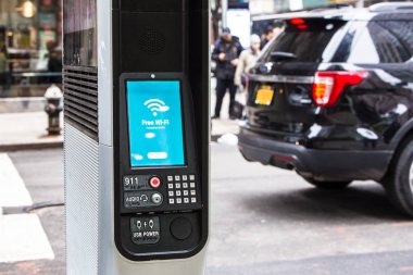 New York City, New York, Amerika Birleşik Devletleri - 29 Mart 2018: Linknyc Wi-Fi hotspot kiosk midtown Manhattan Caddesi üzerinde 