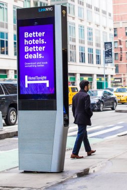 New York City, New York, Amerika Birleşik Devletleri - 29 Mart 2018: Linknyc Wi-Fi hotspot kiosk yayalar görünür ile midtown Manhattan Caddesi üzerinde.