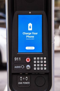 New York City, New York, Amerika Birleşik Devletleri - 29 Mart 2018: Linknyc Wi-Fi hotspot kiosk midtown Manhattan Caddesi üzerinde 