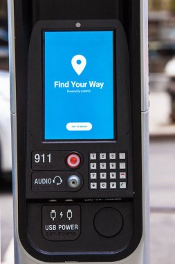 New York City, New York, Amerika Birleşik Devletleri - 29 Mart 2018: Linknyc Wi-Fi hotspot kiosk midtown Manhattan Caddesi üzerinde 