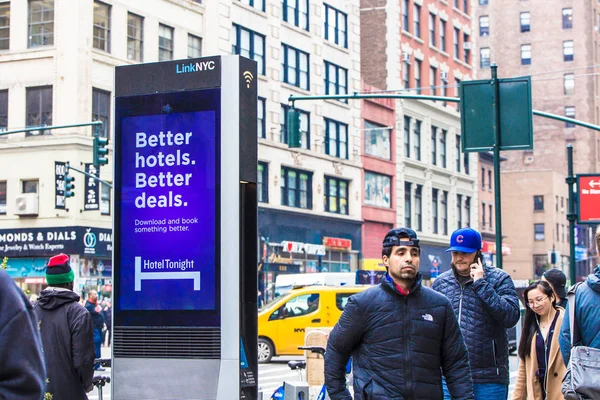 2018年3月29日 Linknyc 无线网络热点亭在曼哈顿中城街道与行人可见 — 图库照片