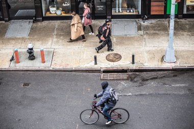 New York City - 29 Mart 2018: New York City, Manhattan sokak sahne ile Bisiklet ve yaya görülen Chelsea'den kişini yukarıdan izlendi.
