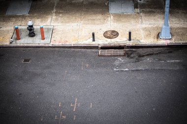 New York şehri, sokak sahne kaldırım ile yukarıdan izlendi Manhattan yangın hidrant ve kanalizasyon drenaj Chelsea'den gördüm.