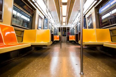 New York City metro araba iç renkli sarı ve turuncu sandalyeyle