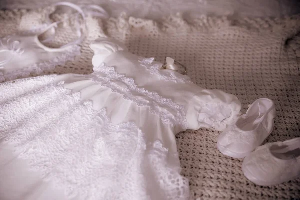 Детское Белое Кружевное Платье Аксессуары Крещения — стоковое фото