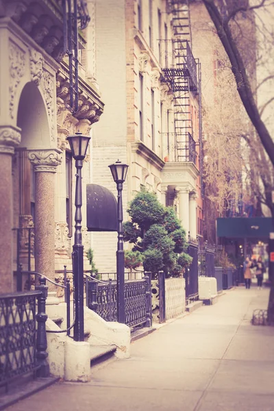 老式寻找纽约市曼哈顿街的场景从人行道与漂亮的公寓大楼与栏杆和灯柱 — 图库照片
