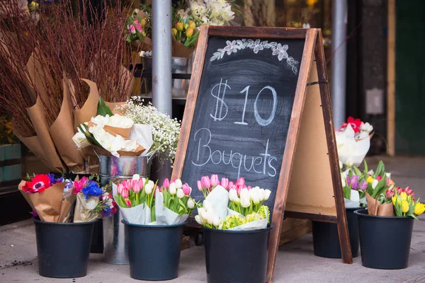 迷人的花店人行道展示鲜花和标志 — 图库照片