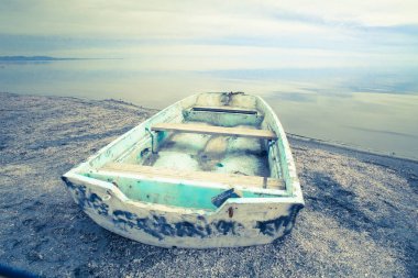 terk edilmiş satır tekne Kaliforniya çölünde Salton Denizi kıyısında boyunca