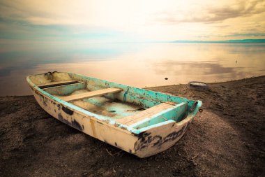 terk edilmiş satır tekne Kaliforniya çölünde Salton Denizi kıyısında boyunca