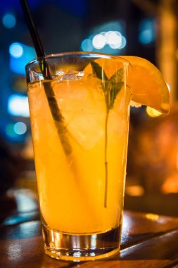 Buz ve saman sahne ışıkları ile gece açık hava restoranı ile kokteyl serinletici içecek 