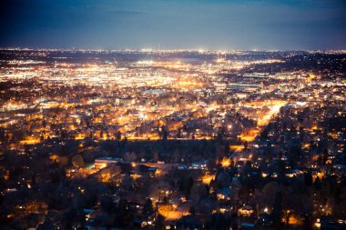 Güzel Boulder Colorado birçok ışık ile yukarıdan gece şehir genelinde görülen