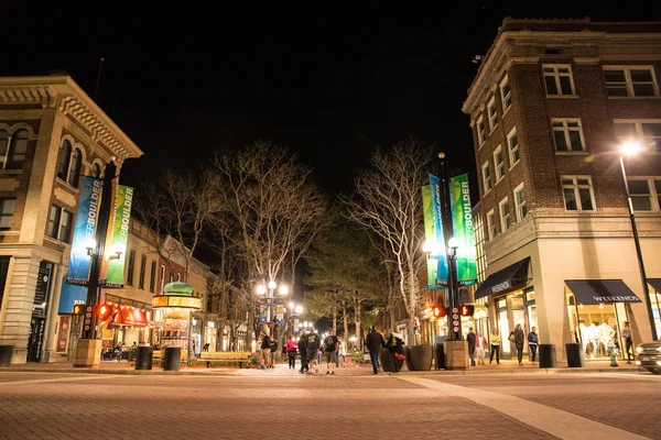 Boulder Colorado April 2018 Nattscene Langs Pearl Street Kjøpesenter Med – stockfoto