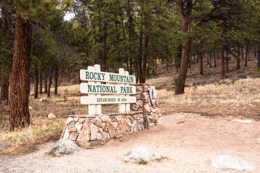 Colorado'daki Rocky Dağı Milli Parkı'Estes Park kapı girişinden gösteren işaret ile göster