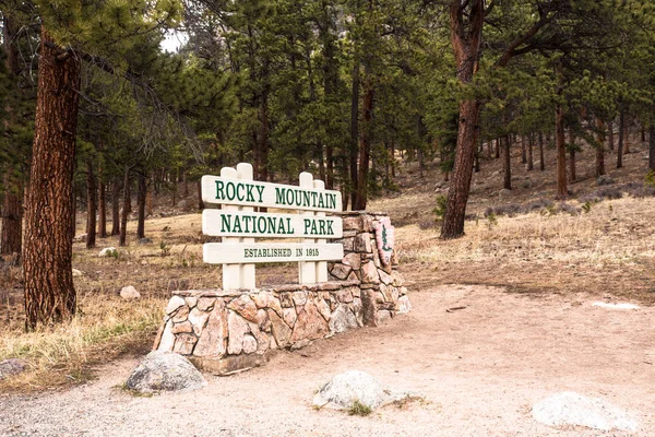 Vista Parque Nacional Montanha Rochosa Colorado Com Sinal Indicando Entrada — Fotografia de Stock