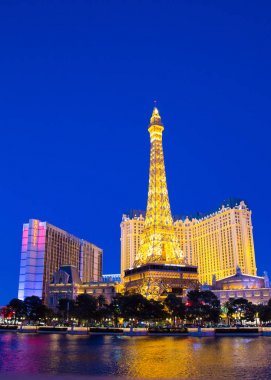 Las Vegas, Nevada - 17 Mayıs 2017: Paris Las Vegas Resort güzel gece sahne su diğer oteller ve casinolar görünümünde genelinde. 