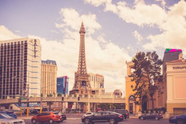 Las Vegas, Nevada, ABD - 17 Mayıs 2017: Las Vegas Strip ve birçok lüks tatil, otel ve Paris Las Vegas ve Bally's gibi casinolar manzara. Bu görüntü bir vintage filtre etkisi.