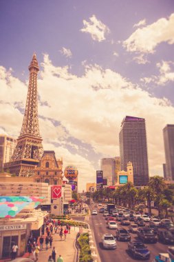 Las Vegas, Nevada, ABD - 17 Mayıs 2017: Las Vegas Strip ve birçok lüks tatil, otel ve Paris Las Vegas ve Bally's gibi casinolar manzara. Bu görüntü bir vintage filtre etkisi.