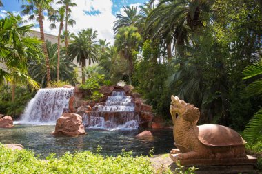 Las Vegas, Nevada - 17 Mayıs 2017: Mirage Hotel Las Vegas Nevada, güzel insan yapımı şelale görünümünü