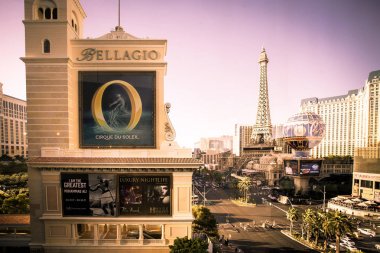 Las Vegas, Nevada - 17 Mayıs 2017: Diğer otel casinolar içinde belgili tanımlık geçmiş ile Bellagio lüks resort Las Vegas Nevada için işareti görünümünü