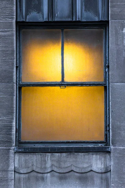 Symmetrische Ramen Een Verlichte Een Donkere Stedelijke Gebouwen — Stockfoto