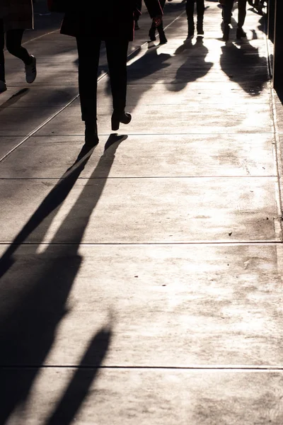 Unerkennbare Menschen Gehen Mit Licht Und Schatten Auf Dem New — Stockfoto