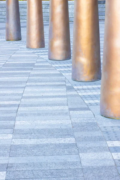 Betonfertiger Und Metallmasten Auf Dem Stadtplatz — Stockfoto